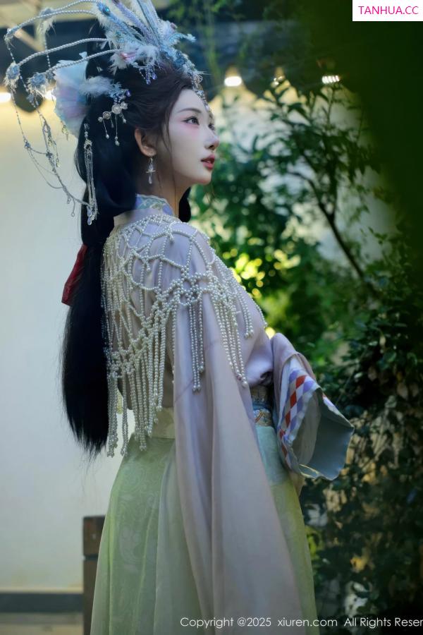   [XiuRen]高清写真图 2025.09.05 No.10736 梨霜儿 浅色古装第5张图片